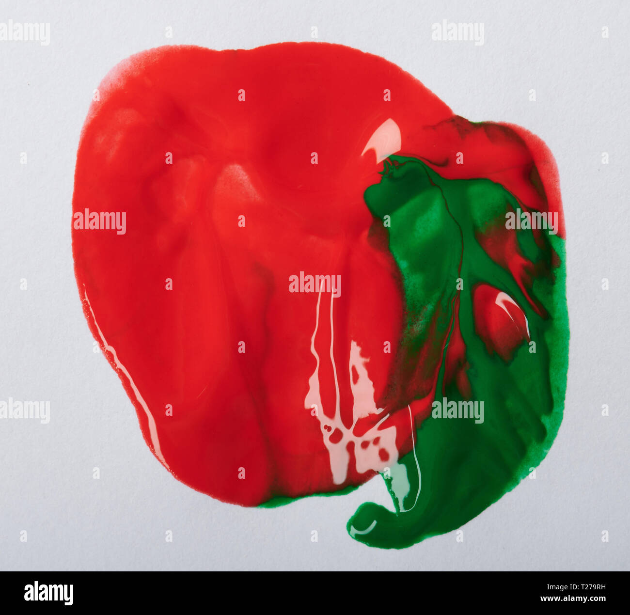 Rote und grüne Farbe Tropfen abstrakt Hintergrund auf weißem Papier Hintergrund isoliert Stockfoto