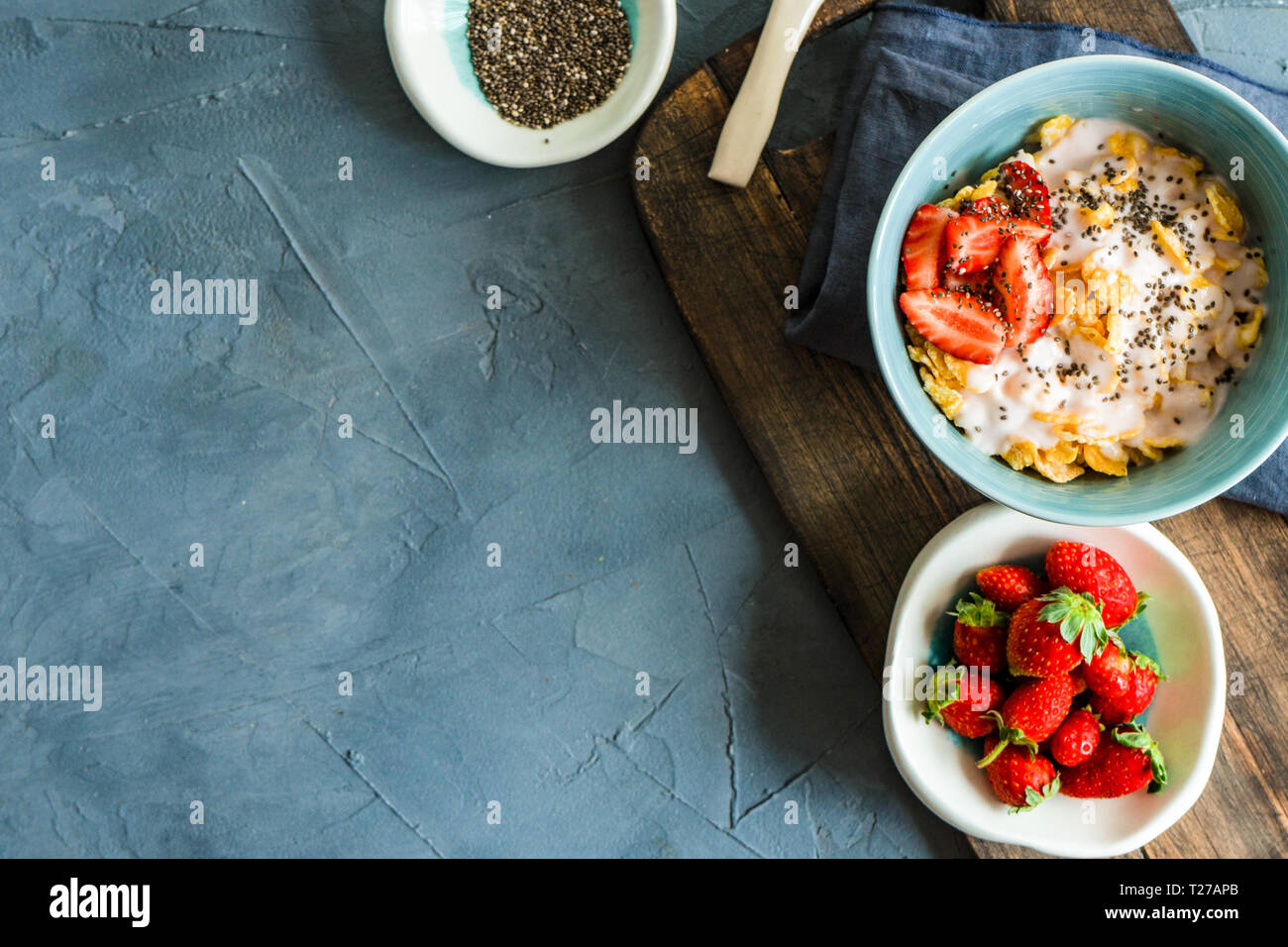 Traditionelle gesundes Frühstück mit frischen organischen Erdbeere und Feigen, Chia Samen, Joghurt und Honig Stockfoto