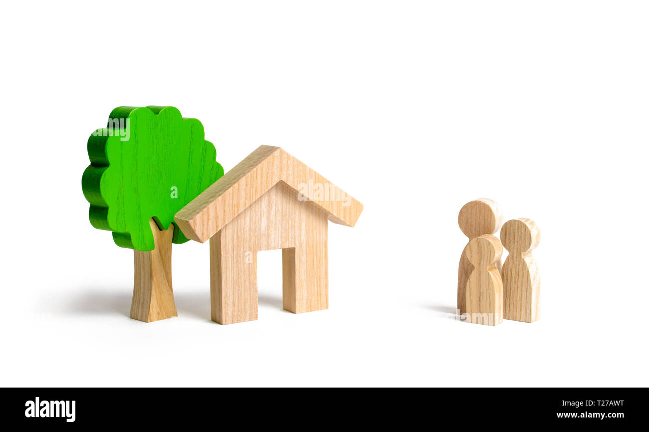 Holz- Haus und Familie. Der Kauf eines neuen Hauses. Staatliche Programm zur Unterstützung der jungen Familien. Subvention. Mietwohnungen, Hypotheken und Darlehen. Ruhig und komf Stockfoto