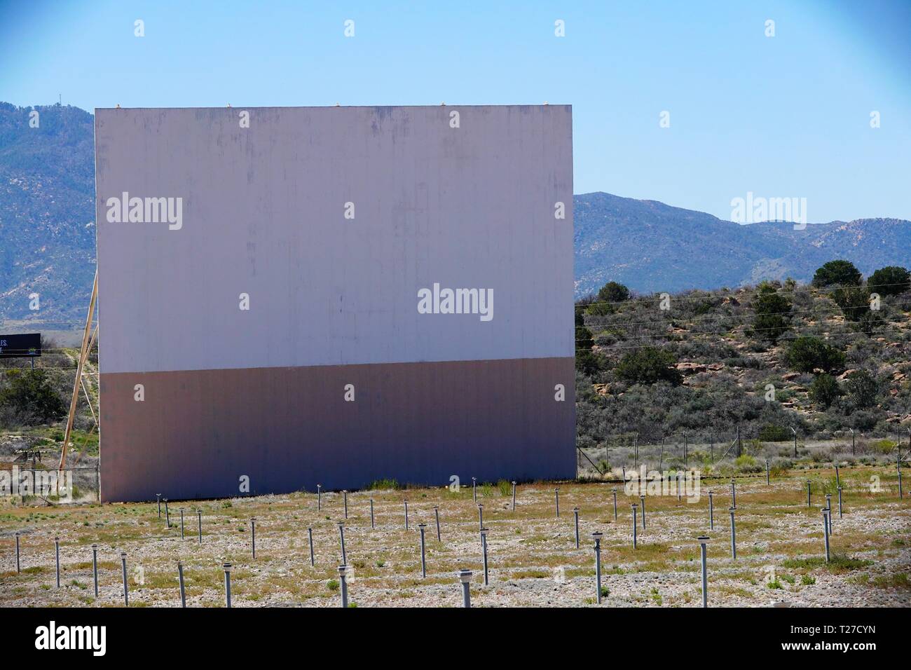 Eine verlassene Drive in Movie Theater außerhalb der Kugel, Arizona. Stockfoto