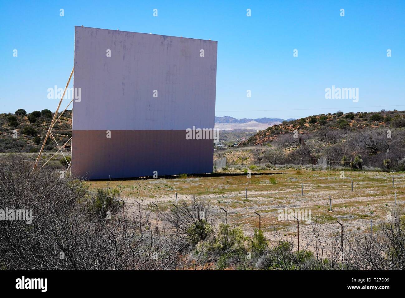 Eine verlassene Drive in Movie Theater außerhalb der Kugel, Arizona. Stockfoto