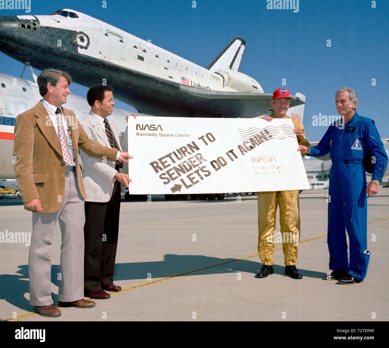 Nach Abschluss der ersten orbitalen Mission mit einer Landung auf der Edwards Air Force Base am 14. April 1981, Space Shuttle Columbia eine humorvolle sendoff erhalten, bevor es mit der Fähre Flug auf einem modifizierten Zurück zum Kennedy Space Center in Florida 747. Die Zeichen sind, von links nach rechts: Melvin Burke, DFRC Orbital Flight Test (OFT) Programm Manager; Isaac 'Ike' Gillam, DFRC Center Director; Fitzhugh 'Fitz' L. Fulton jr., NASA DFRC 747 SCA Pilot; und Donald K. "Meke" Slayton, JSC OFT Projekt Manager. Stockfoto