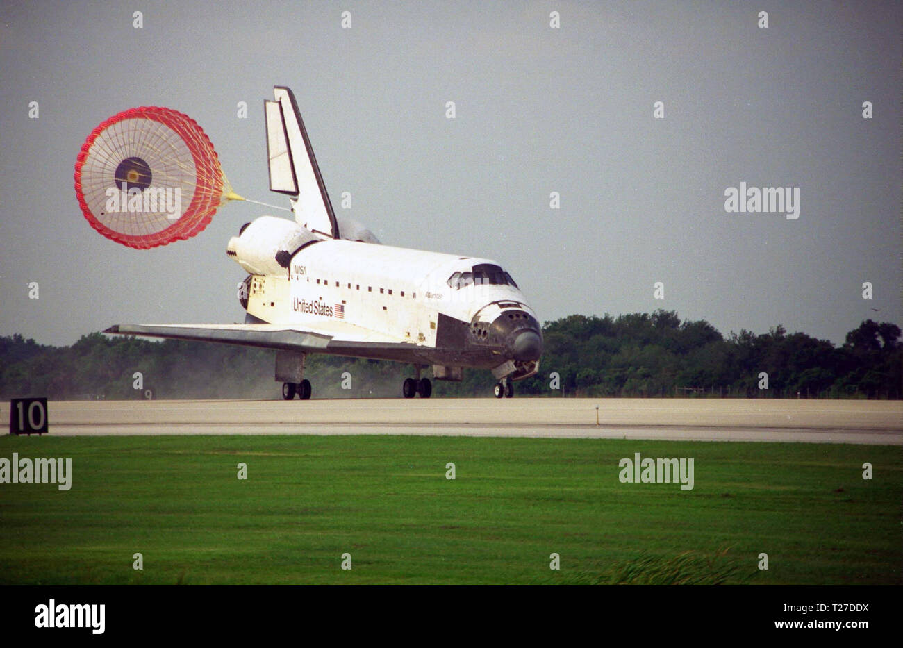 Der Orbiter ziehen Rutsche setzt nach Atlantis Details unten auf der Piste 33 des KSC Shuttle Landing Facility am Ende der neun-tägigen Mission STS-84. Main gear Touchdown war bei 9:27:44 CEST am 24. Mai 1997. Die erste Landung Gelegenheit war, winkte sie wegen der niedrigen Wolkendecke. Stockfoto