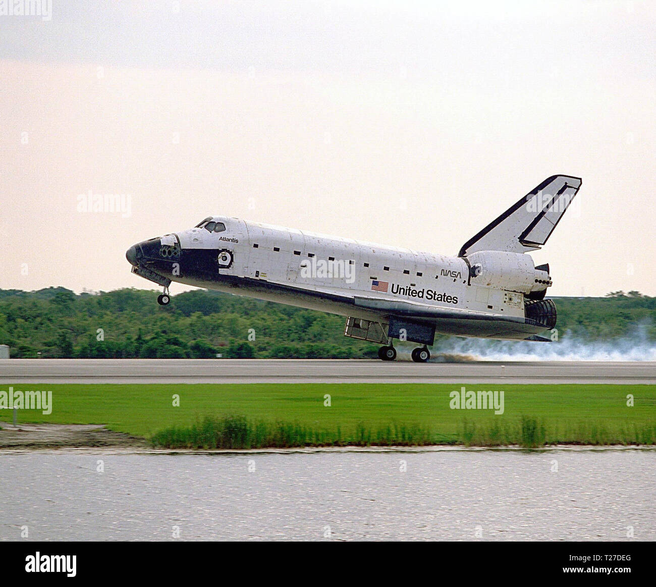 Das Space Shuttle Orbiter Atlantis Details unten auf der Piste 33 des KSC Shuttle Landing Facility, nach Beendigung der 9-Tage STS-84 Mission. Main gear Touchdown war bei 9:27:44 CEST am 24. Mai 1997. Stockfoto