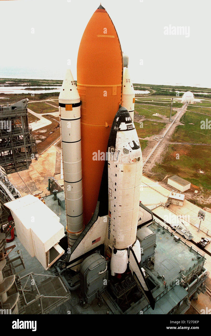 KENNEDY SPACE CENTER, Fla. - - Space Shuttle Columbia sitzt auf Launch Pad 39B weniger als zwei Wochen nach dem Start der Discovery zur Mission STS-96. Kolumbien wurde am 7. Juni in der Vorbereitung für den Start der Mission STS-93 mit ihrer Nutzlast des Chandra X-ray Observatory. Die rotierenden Service Struktur wird um es am Dienstag, den 8. Juni verschoben werden. Stockfoto