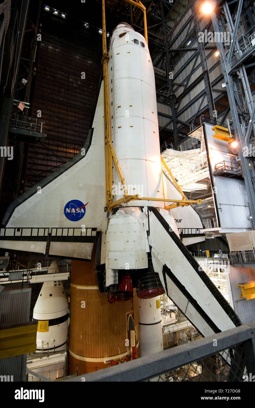 CAPE Canaveral, Florida-- Im Vehicle Assembly Building des NASA Kennedy Space Center in Florida, Shuttle Endeavour ist in Ort, wo es an seinem externen Kraftstofftank und Solid Rocket Booster angeschlossen wird gesenkt, die bereits auf dem Mobile Launcher Plattform positioniert. Stockfoto