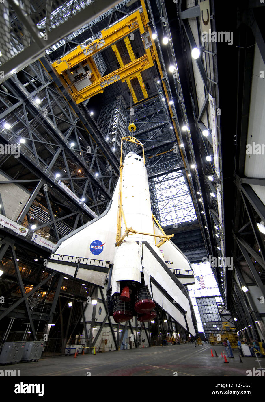 CAPE CANAVERAL - ein großes, gelbes, Metall schlinge Aufzüge Shuttle Endeavour aus der Gang in eine Bucht des Vehicle Assembly Building des NASA Kennedy Space Center in Florida. In der bucht, wird der Raumtransporter an seinem externen Kraftstofftank und Solid Rocket Booster angeschlossen werden. Endeavour ist gezielt zu Kennedy's Launch Pad 39A für seine letzten Mission STS-134, am 9. März. Stockfoto