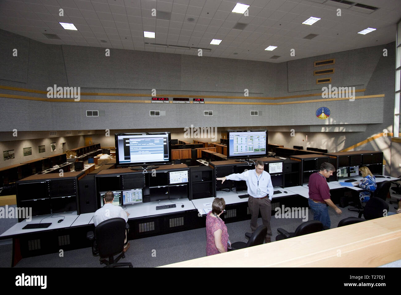 CAPE Canaveral, Florida-An der neu gestalteten Launch Control Center Young-Crippen Feuern Zimmer im Kennedy Space Center der NASA in Florida, technische Direktion Personal die kürzlich hinzugefügten Space Command & Control System, die für die Einführung der Zukunft bemannte Fahrzeuge verwendet werden, wird sich zeigen. Wie Feuern Zimmer 1 in der Apollo Ära bekannt, es wurde als ein Tribut an das Space Shuttle Programm des ersten bemannten Mission STS-1, die von Commander John W. Young geflogen wurde und Pilot Robert L. Crippen im April 1981. Stockfoto