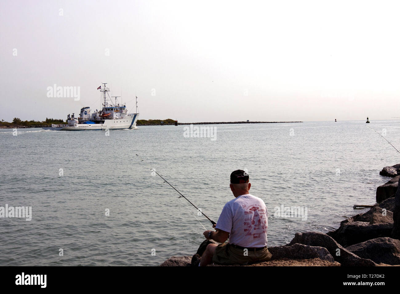 CAPE CANAVERAL - die NASA-Freiheit Star Boot legt für einen Tag nach der Abfahrt über Port Canaveral, Florida für den Atlantischen Ozean mit der NASA-Mobile Aerospace Aufklärungssystem oder MARS, an Bord gesichert. Stockfoto