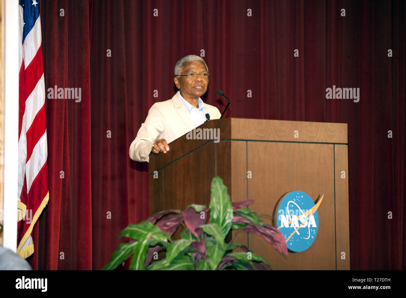 CAPE CANAVERAL, Fla.-- In den KSC-Training Auditorium des NASA Kennedy Space Center in Florida, Dr. Mary Frances Berry bezieht ihre persönlichen Erfahrungen im Kampf um die bürgerlichen Freiheiten und Mitarbeitern für eine besondere Veranstaltung anlässlich des 50. Jahrestages der Civil Rights Act von 1964 gesammelt. Berry diente als Stellvertretender Sekretär für Bildung in den USA Abteilung Gesundheit, Bildung und Wohlergehen HEW zwischen 1977 und 1980. Von 1980 bis 2004 war sie Mitglied der US-amerikanischen Kommission für bürgerliche Rechte, als Vorsitzender von 1993 bis 2004 dienen. Stockfoto