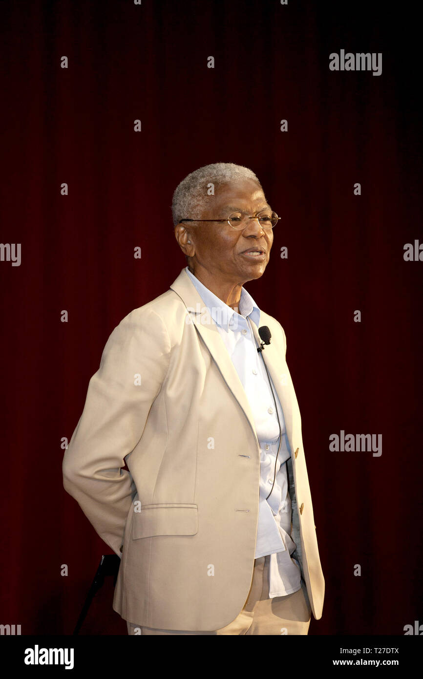 CAPE CANAVERAL, Fla.-- In den KSC-Training Auditorium des NASA Kennedy Space Center in Florida, Dr. Mary Frances Berry bezieht ihre persönlichen Erfahrungen im Kampf um die bürgerlichen Freiheiten und Mitarbeitern für eine besondere Veranstaltung anlässlich des 50. Jahrestages der Civil Rights Act von 1964 gesammelt. Berry diente als Stellvertretender Sekretär für Bildung in den USA Abteilung Gesundheit, Bildung und Wohlergehen HEW zwischen 1977 und 1980. Von 1980 bis 2004 war sie Mitglied der US-amerikanischen Kommission für bürgerliche Rechte, als Vorsitzender von 1993 bis 2004 dienen. Stockfoto