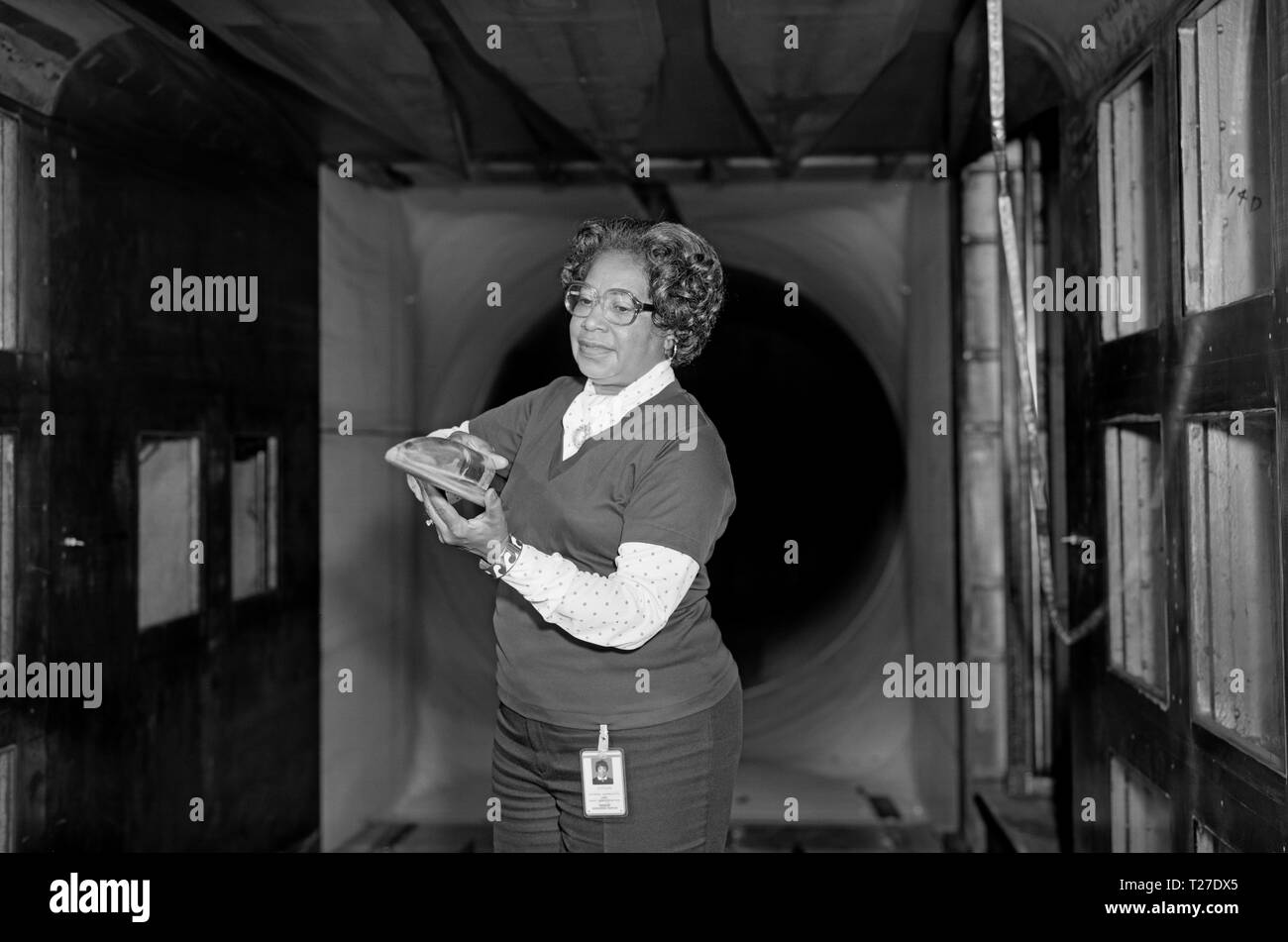 Mary Jackson mit Modell der NASA Langley. 1958 Mary Jackson wurde NASAÕs erste schwarze Ingenieurin. Stockfoto