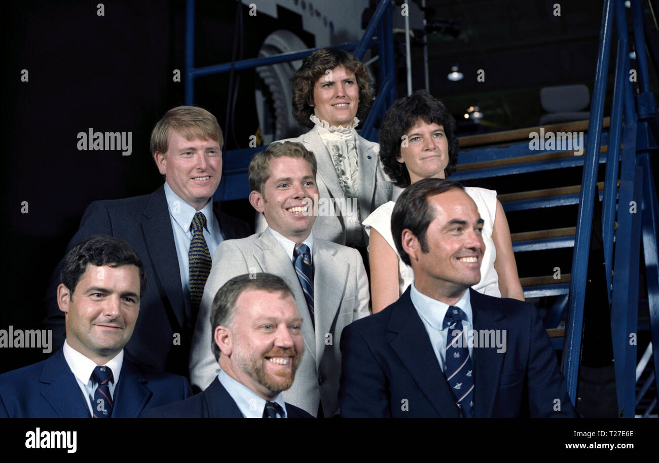 Hochformat von STS 41-G-Crew in ziviler Kleidung Ca. September 1984 Stockfoto