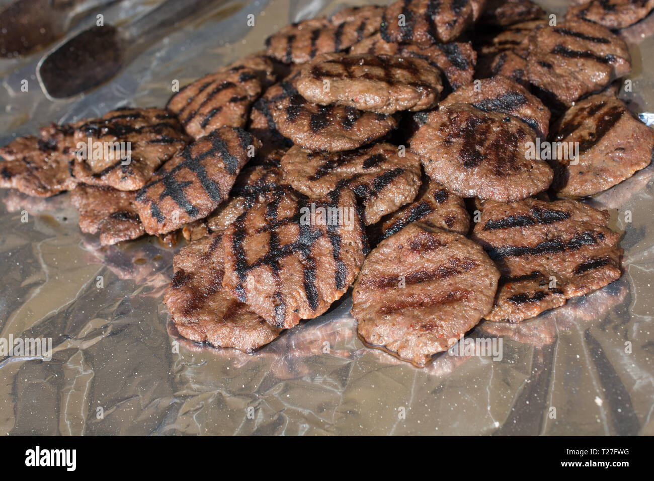 Türkische Hackfleisch Frikadellen werden auf dem gegrillt zubereitet ...