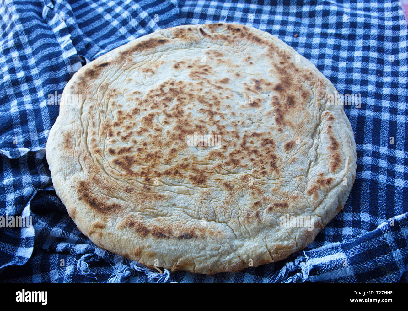 "Bazlama" Es ist eine Art von Brot aus der türkischen Küche. flach, rund und fermentierte Brot. Stockfoto