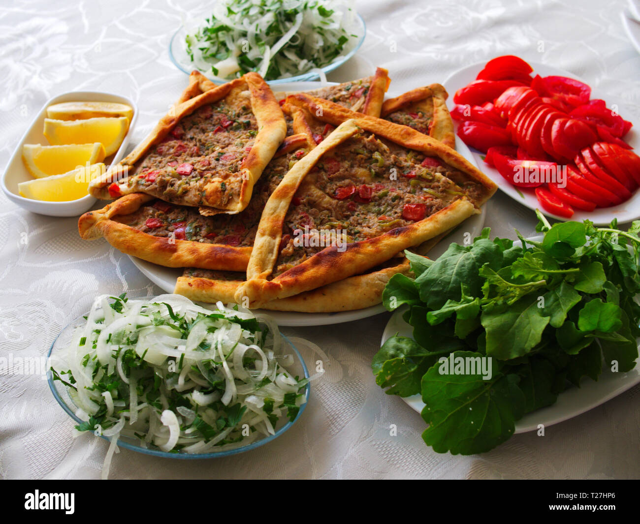 Fladenbrot (Pide) mit Hackfleisch und Käse, Fladenbrot (Pide) von traditionelle türkische Küche Stockfoto