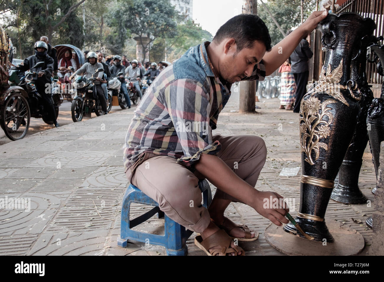 Straße Handwerker Farben große Vase, im Hintergrund Motorräder, Dhaka, Bangladesch Stockfoto