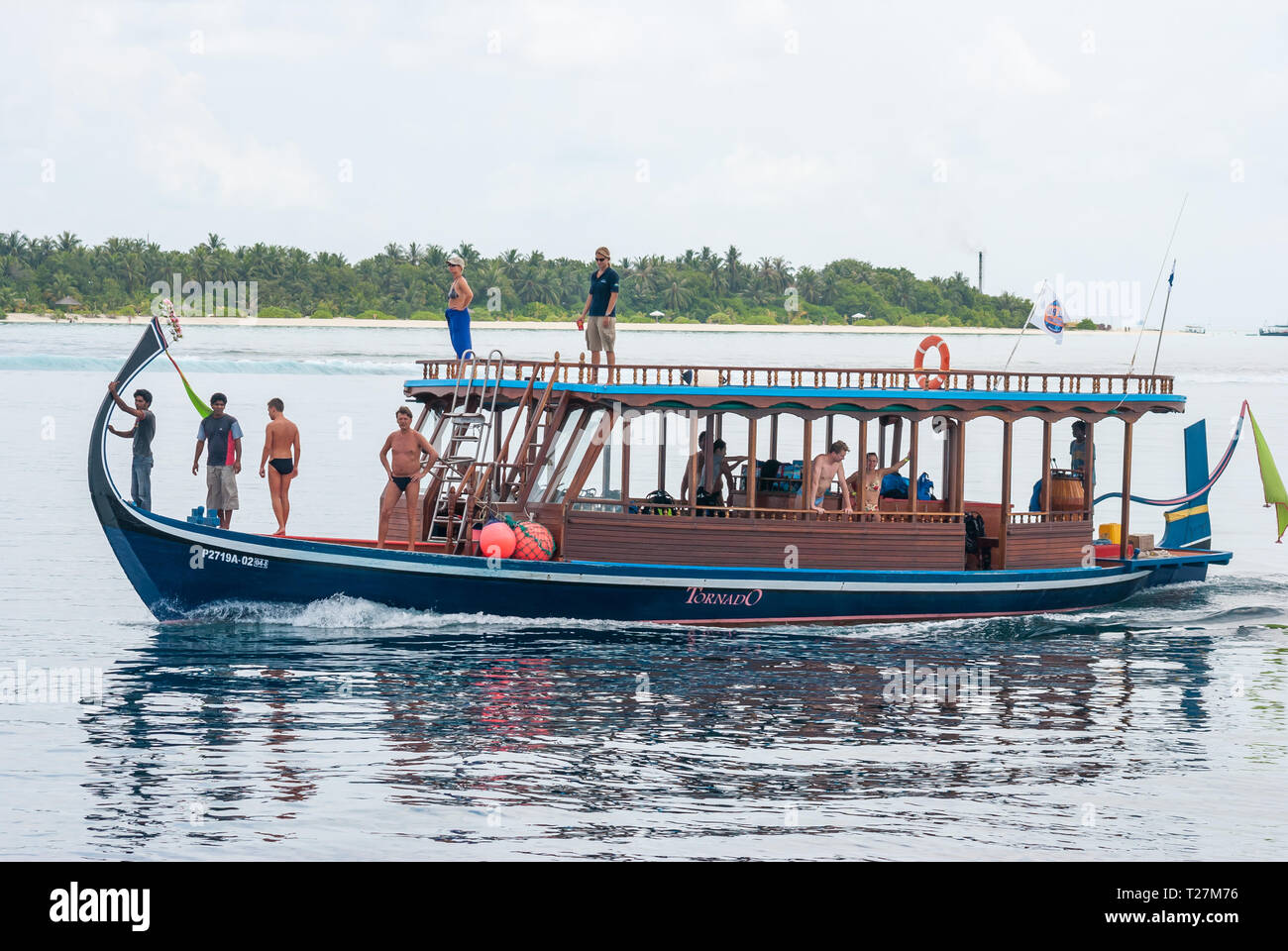 Touristen in Dhoni, Taucher, Tauchen, Malediven Stockfoto