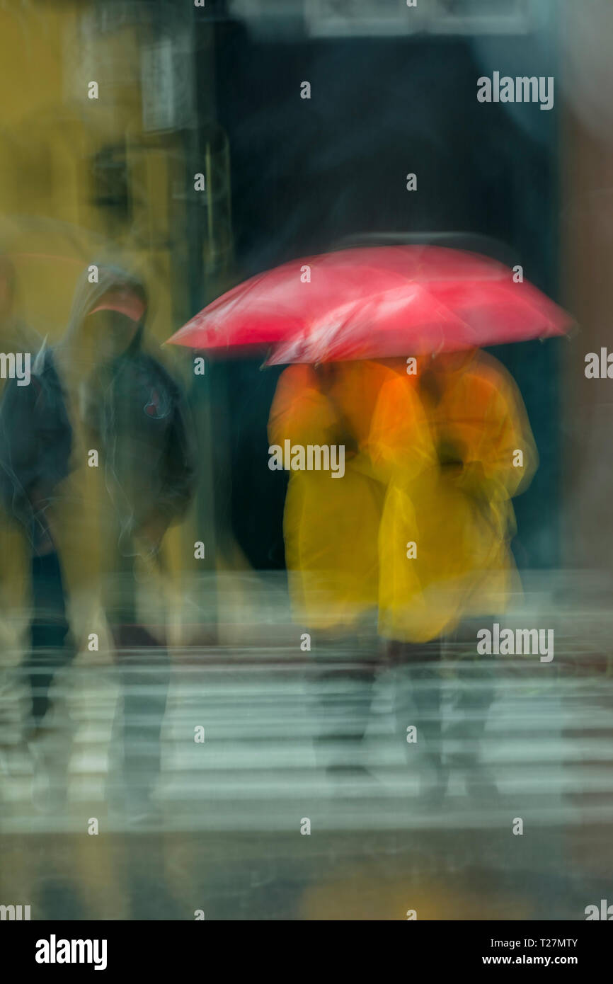 Februar 2, 2019 - Los Angeles, CA, USA - abstrakte Person hält Regenschirm in regen Sturm in der Innenstadt von Los Angeles eine impressionistische Gefühl Stockfoto