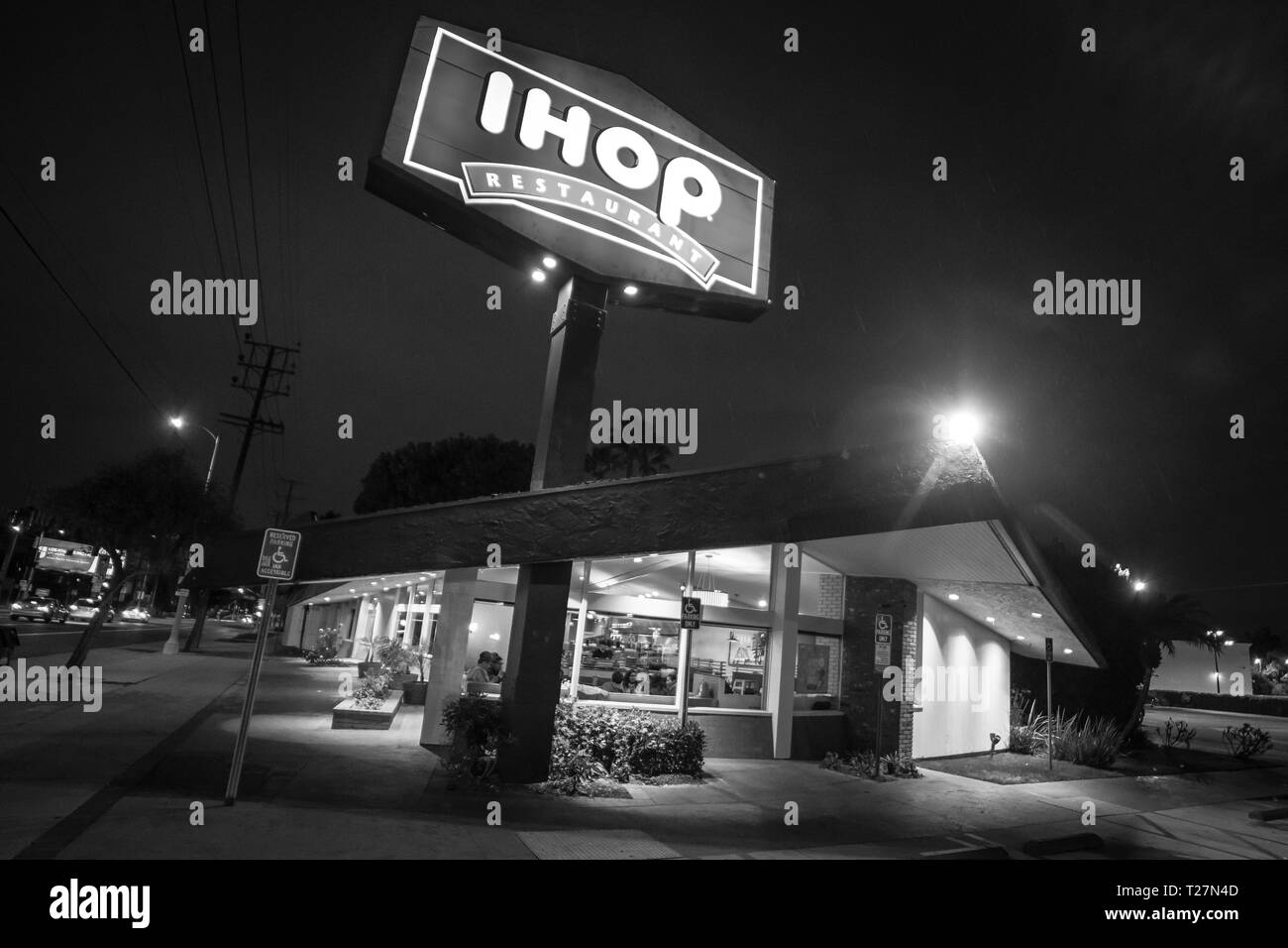 Februar 1, 2019 Los Angeles, CA, USA - Edward Hopper stil Blick auf Los Angeles Kalifornien IHOP Nachts mit Leuchtreklame auf Stockfoto