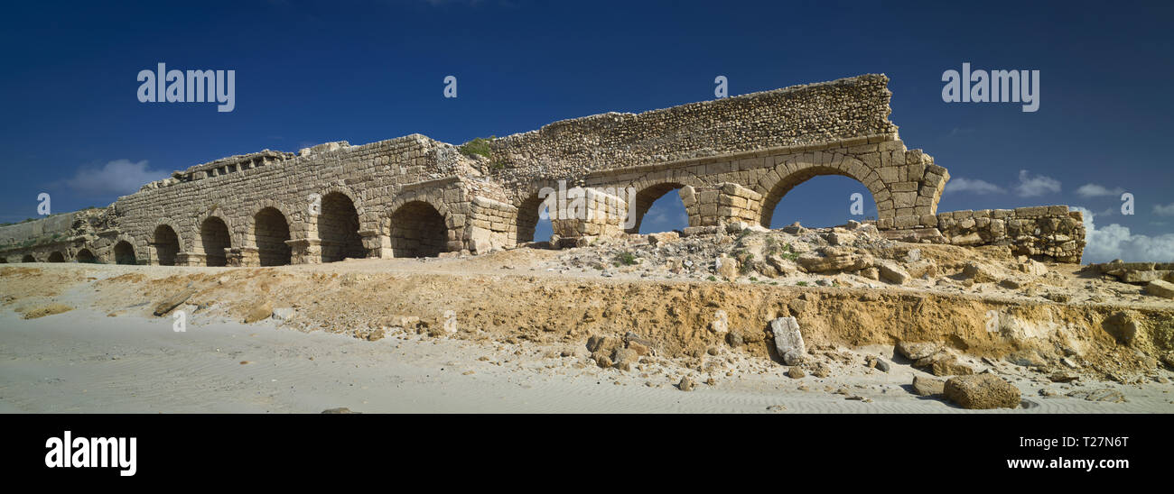 Teil der Überreste des herodianischen Aquädukt in der Nähe der antiken Stadt Caesarea, Israel Stockfoto