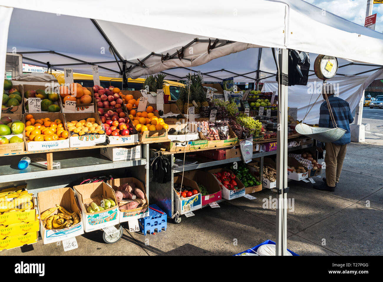 New York City, USA - 29. Juli 2018: Anbieter in Ihrer Straße garküche von Obst und Gemüse in Harlem, New York City, USA Stockfoto