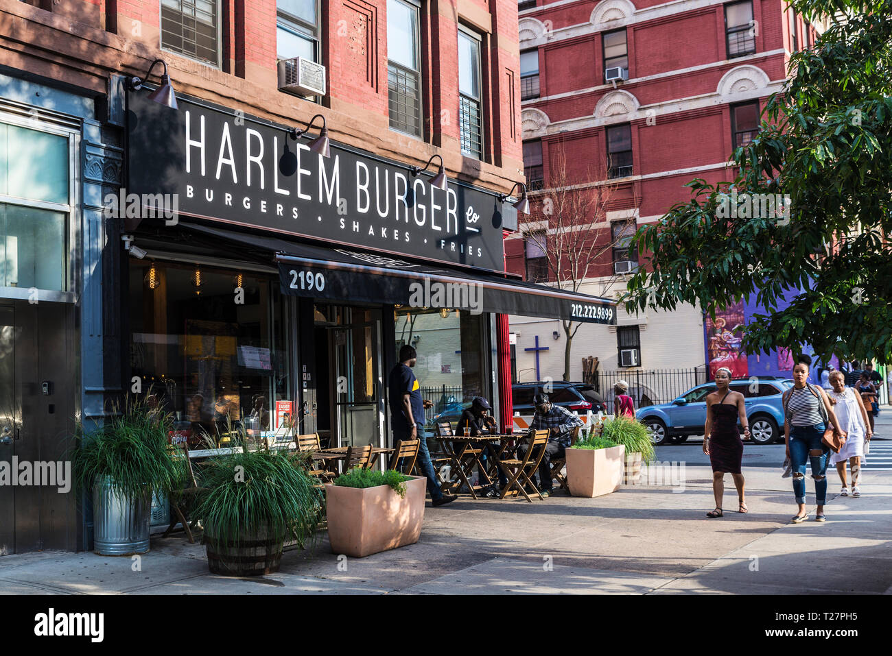 New York City, USA - Juli 29, 2018: Terrasse von Harlem Burger auf Sommer mit Menschen in Harlem, Manhattan, New York City, USA Stockfoto