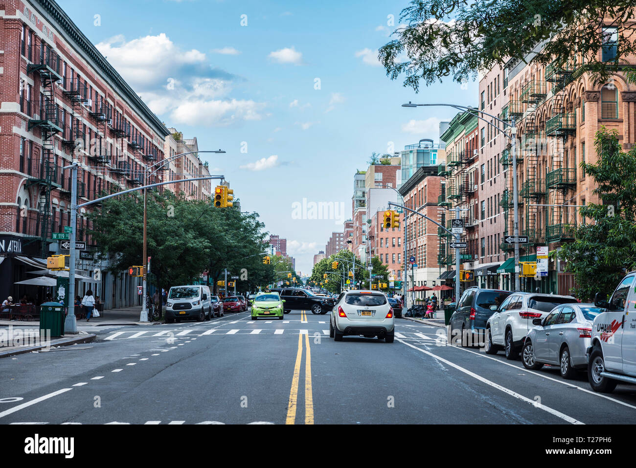 New York City, USA - 29. Juli 2018: die Straße mit Verkehr und die Leute um in Harlem, Manhattan, New York City, USA Stockfoto