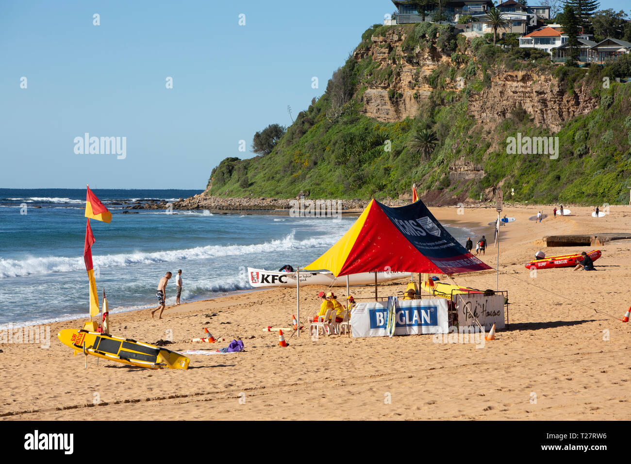 Australische surf Rescue Team auf Newport Beach in Sydney mit roten und gelben Flaggen angezeigt, Sydney, Australien Stockfoto