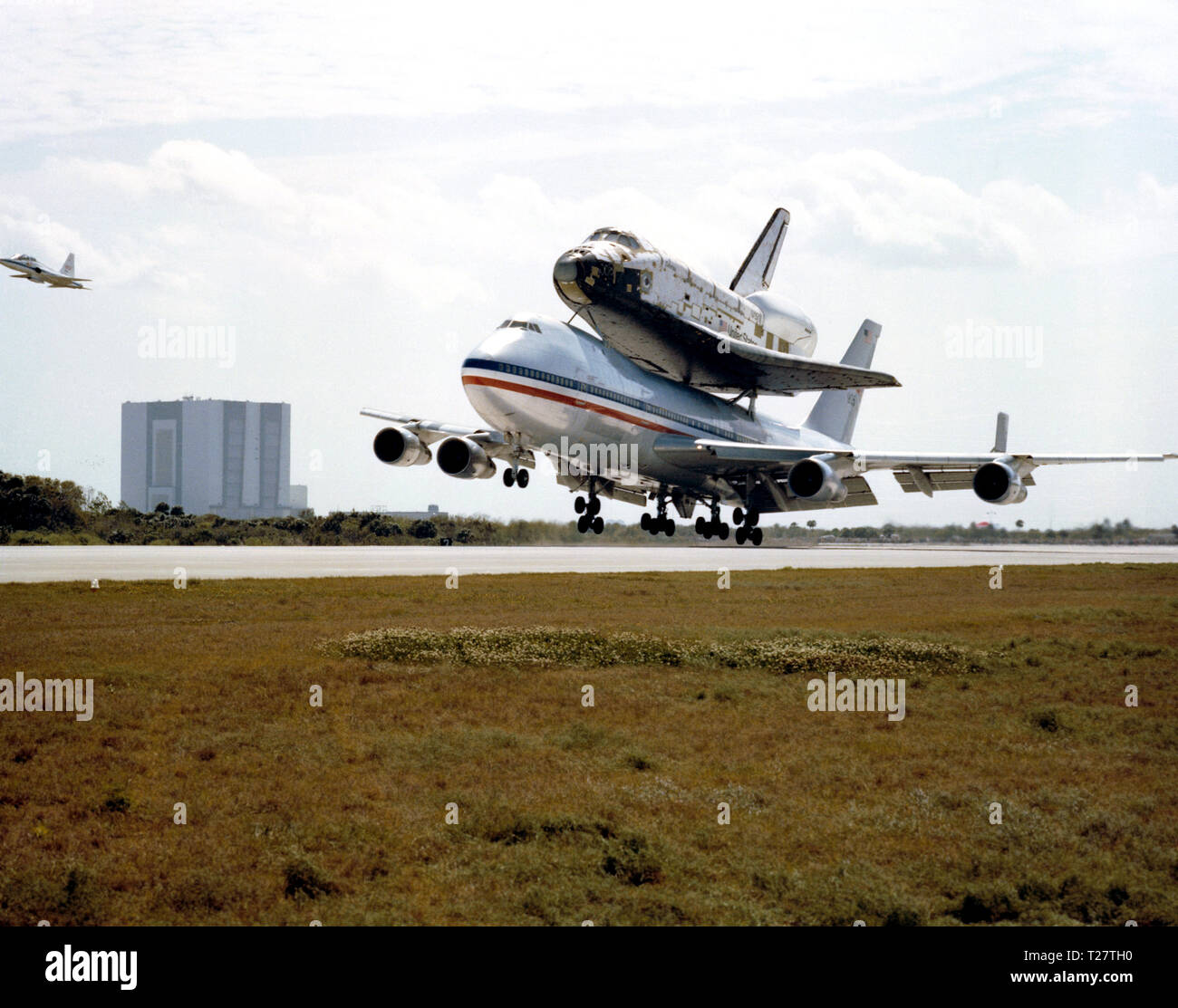 (24 März 1979) - - - Die Space Shuttle Orbiter 102 Columbia reiten Huckepack auf der NASA 905, 747 Träger Flugzeuge, nur Sekunden entfernt von der Landung auf dem Kennedy Space Center?s Shuttle landing Facility Stockfoto