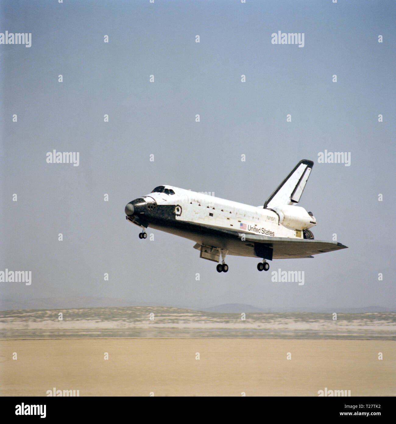 (14 April 1981) --- das Space Shuttle Columbia mit seinem Fahrwerk in Position in der Nähe von Touchdown auf einem Trockenen auf der Edwards Air Force Base in der Wüste im Süden von Kalifornien lakebed. Stockfoto