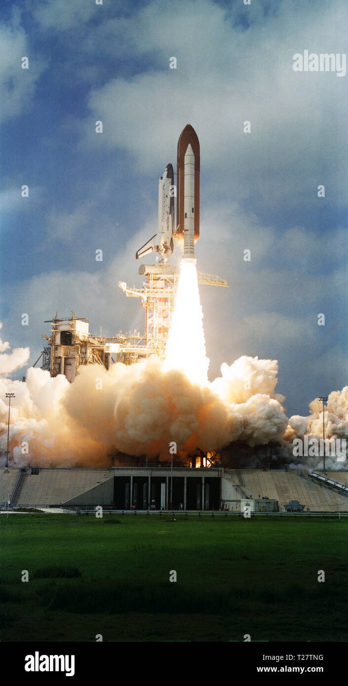 (22 März 1982) - - - das Space Shuttle Columbia, mit seinem dritten Crew an Bord, zwei Solid Rocket Booster (SRB) und externen Kraftstofftank (ET) fotografiert werden, wie Sie die Startrampe am Kennedy Space Center's Launch Complex 39. Astronauten Jack R. Lousma, STS-3 Commander und C. Gordon Fullerton, Pilot, im Erdorbit etwa zehn Minuten später mit Blick auf die sieben Tage der Arbeit im Raum waren. Der externe Tank ist unbemalt zum ersten Mal erscheint ein dunkles Orange in der Farbe Fotos und Dunkel Grau in Schwarz und Weiß. Stockfoto