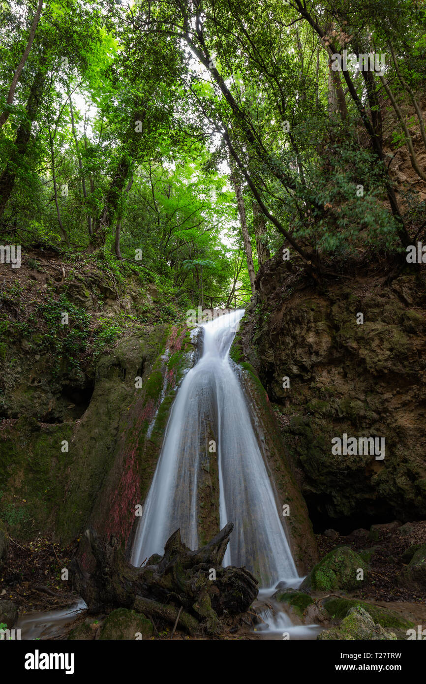 Wasserfall im Wald in blassen (Umbrien, Italien). Stockfoto