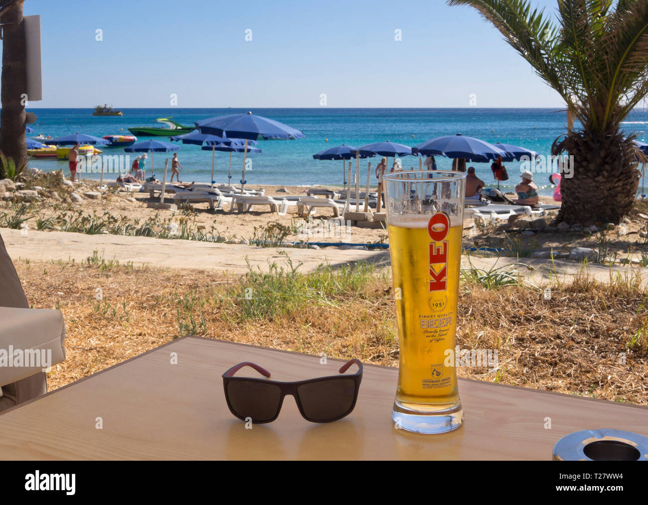 Eine perfekte sonnigen Tag am Strand in Ayia Napa Zypern, einem kalten Keo Bier und Blick auf das blaue Mittelmeer Stockfoto