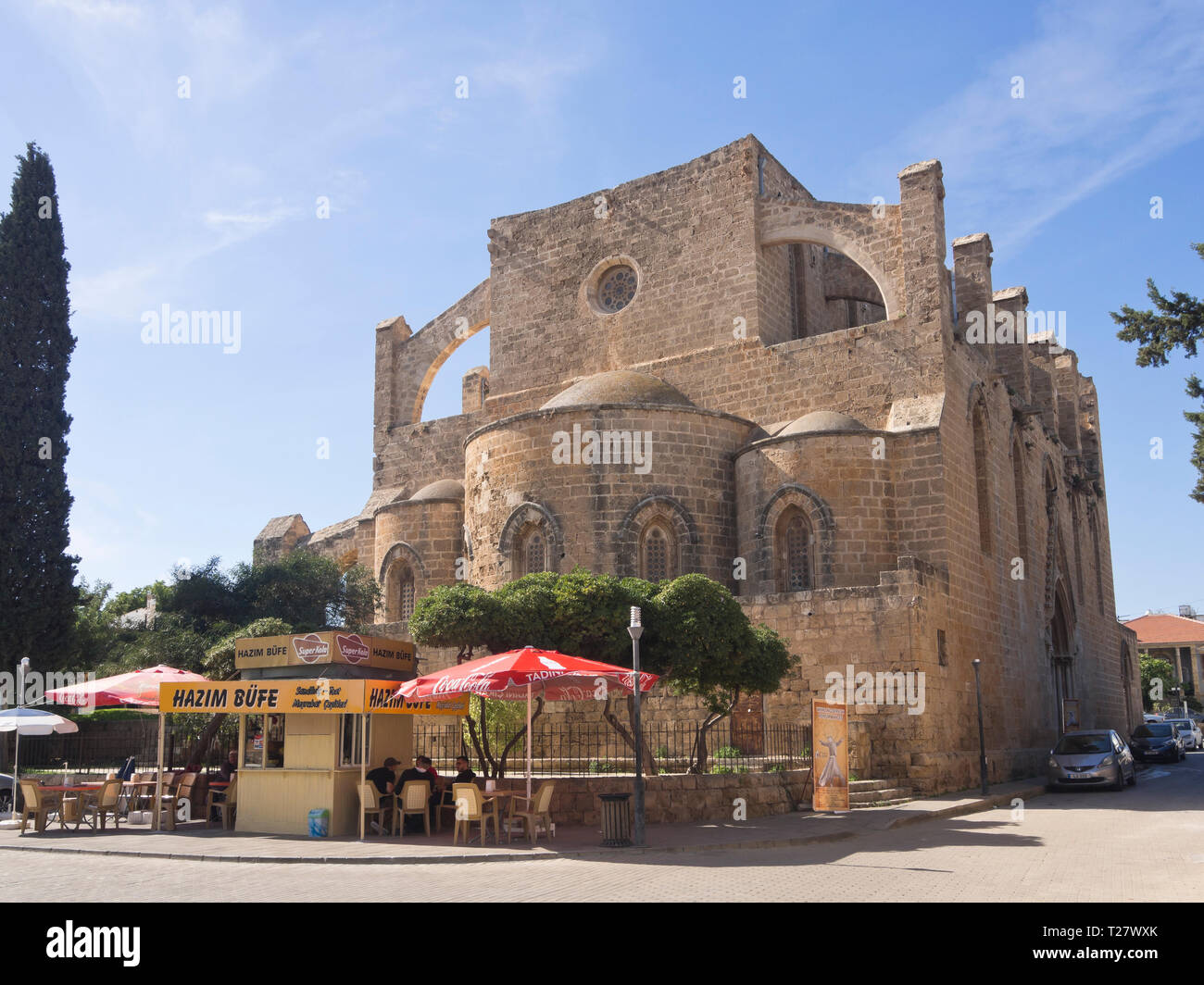 Ehemalige Kirche der Hll. Peter und Paul jetzt genannt Sinan Pasa Moschee in Famagusta Zypern, für Konzerte und Events mit einem Outdoor Cafe Stockfoto