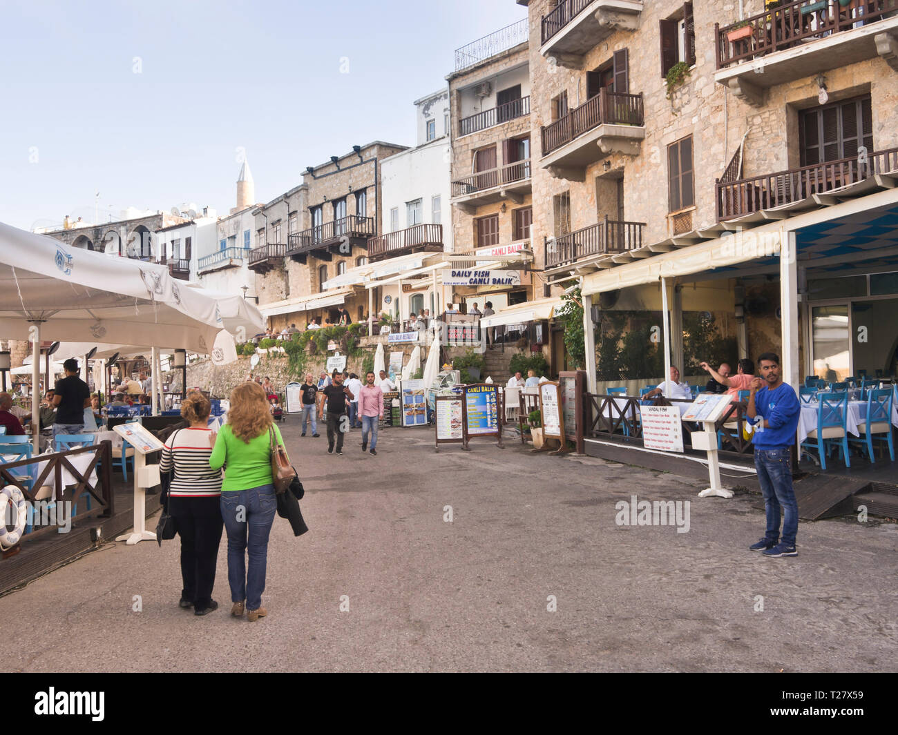 Der Hafen in der Altstadt von Kyrenia (Girne) Zypern hat eine gut geschützte Marina, unzählige Restaurants und einer beliebten Promenade Stockfoto