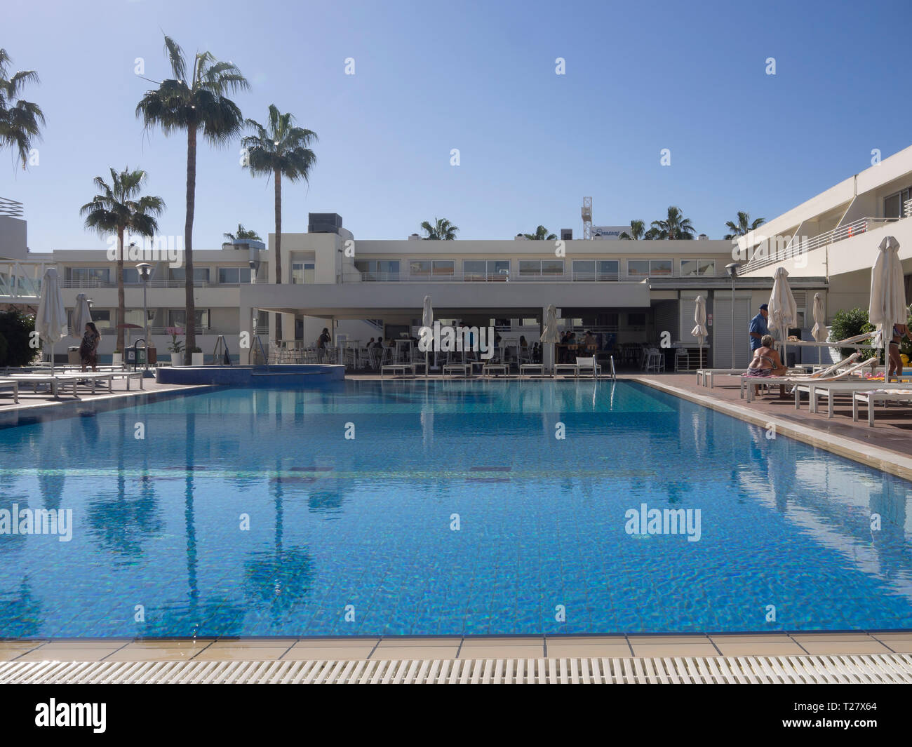 Perfekter Urlaub in Zypern, einem sonnigen Tag am Pool in Ayia Napa, Melpo Antia Luxury Apartments Stockfoto