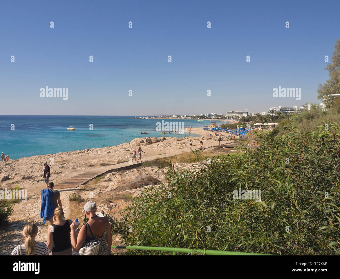 Sonne und Meer, Klippen und Strand, Touristen und Hotels die Essenz eines erfolgreichen Urlaub in Ayia Napa Zypern Stockfoto