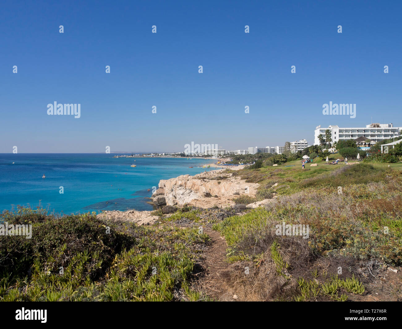 Sonne und Meer, Klippen und Strand, Touristen und Hotels die Essenz eines erfolgreichen Urlaub in Ayia Napa Zypern Stockfoto