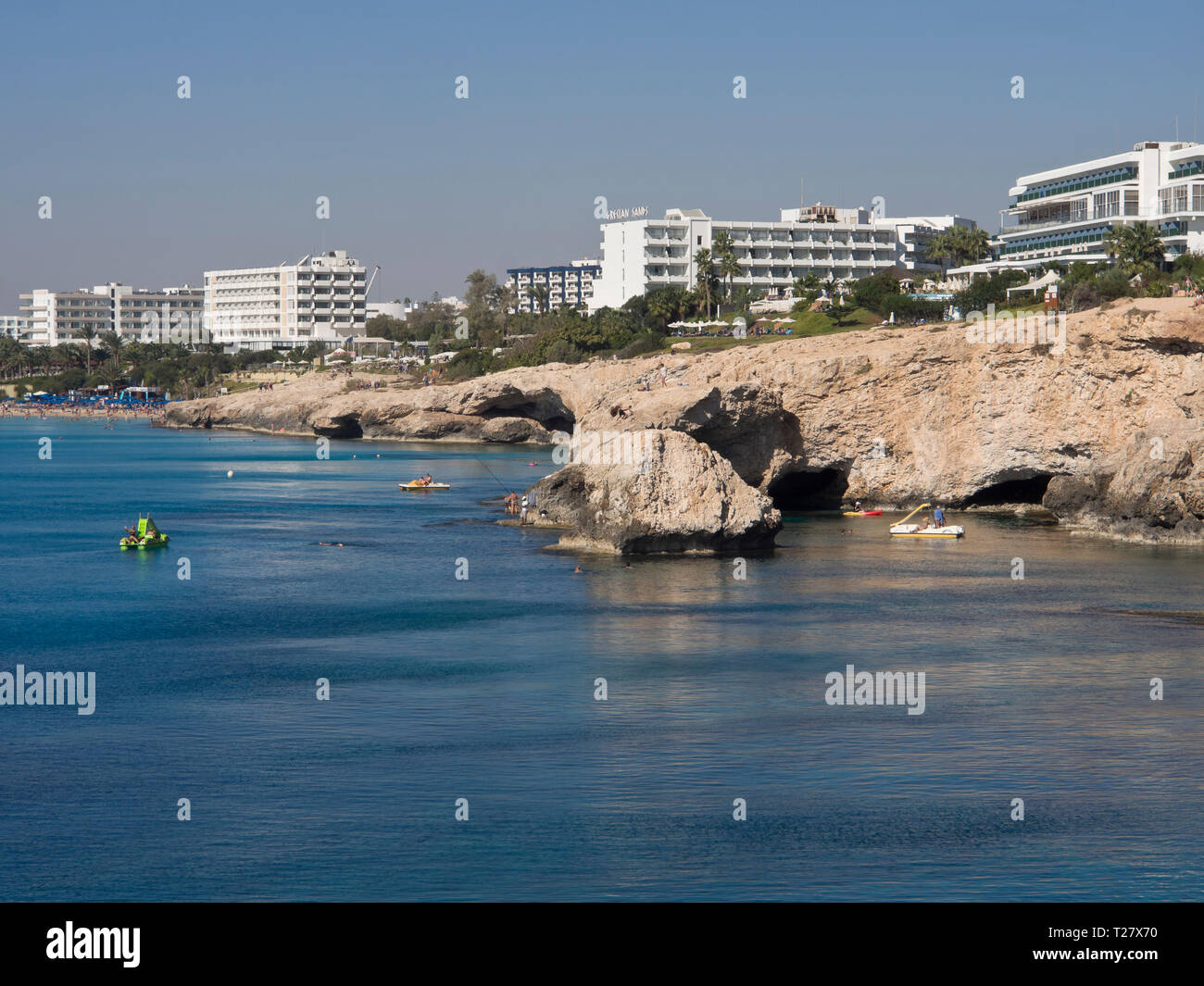 Sonne und Meer, Klippen und Strand, Touristen und Hotels die Essenz eines erfolgreichen Urlaub in Ayia Napa Zypern Stockfoto