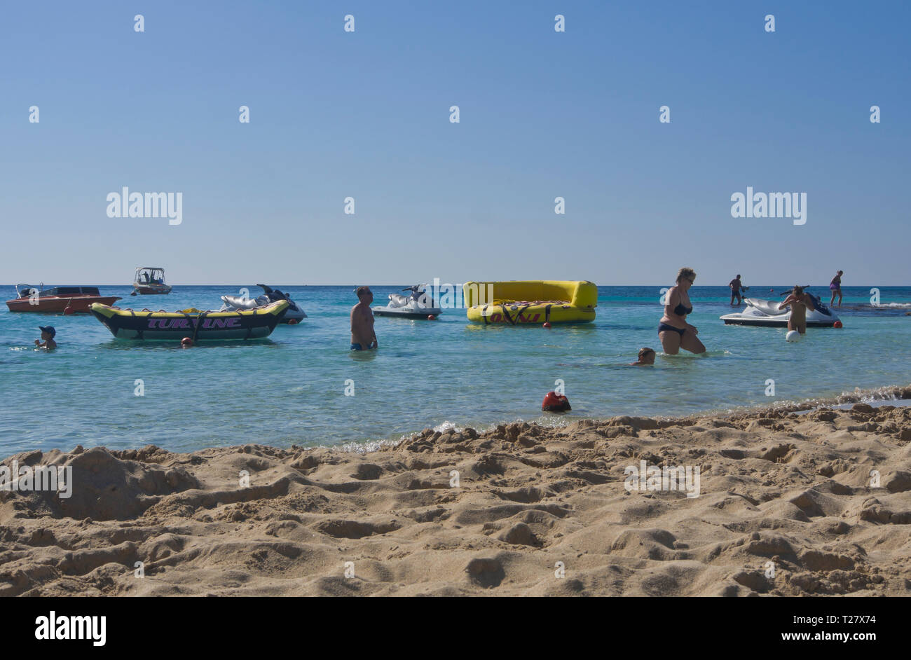 Eine niedrige Winkel Blick auf einen faulen Tag auf dem Griechischen - khorevtón Nero Beach in Ayia Napa Zypern Stockfoto