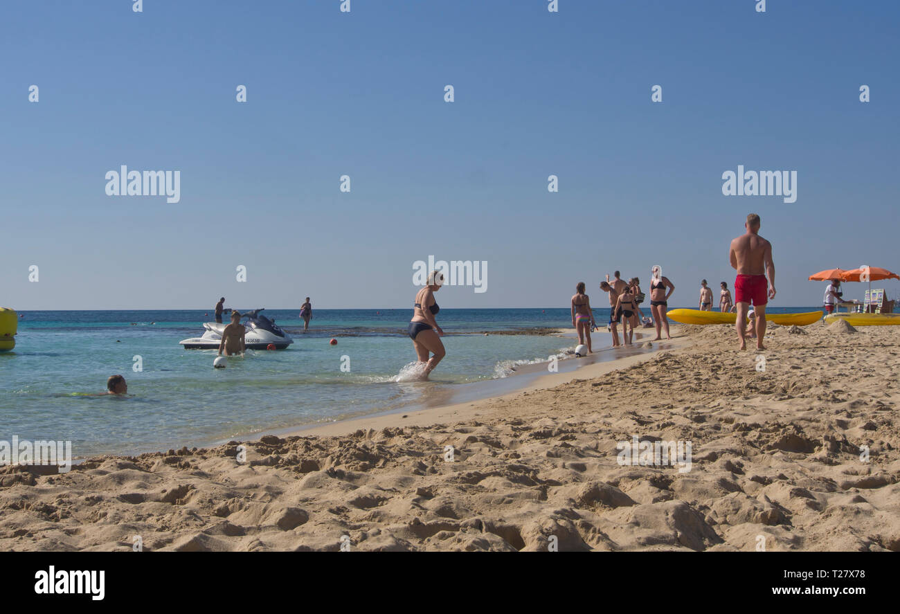 Eine niedrige Winkel Blick auf einen faulen Tag auf dem Griechischen - khorevtón Nero Beach in Ayia Napa Zypern Stockfoto
