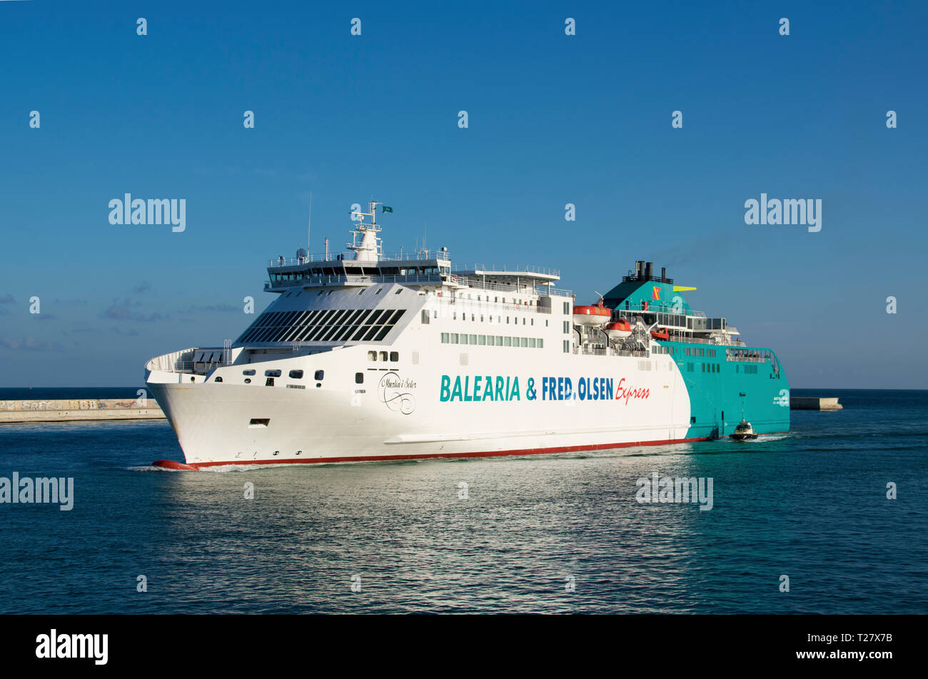 Fähre Martín i Soler der Balearia & Fred Olsen Express Unternehmen in den Hafen von Barcelona. Stockfoto