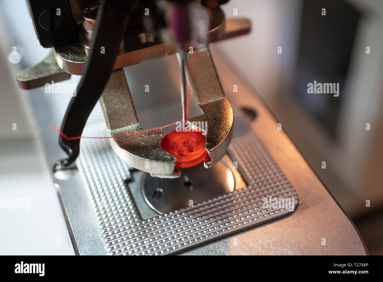 Befestigung Nähmaschine close-up. Die moderne Textilindustrie. Stockfoto