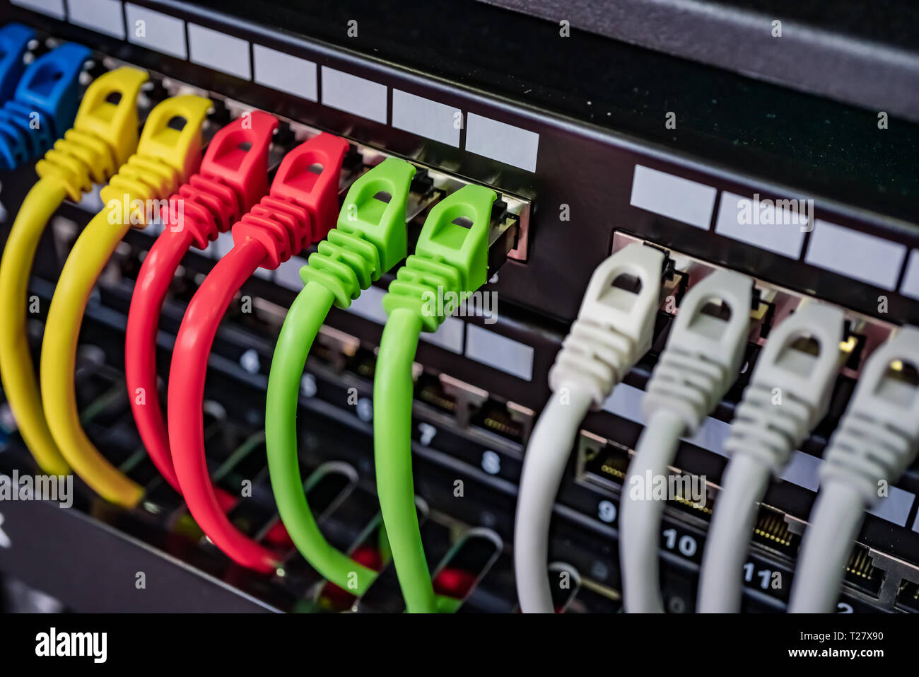 Bunte Telekommunikation bunte Ethernet Kabel angeschlossen, um den Switch in Internet Datacenter Stockfoto