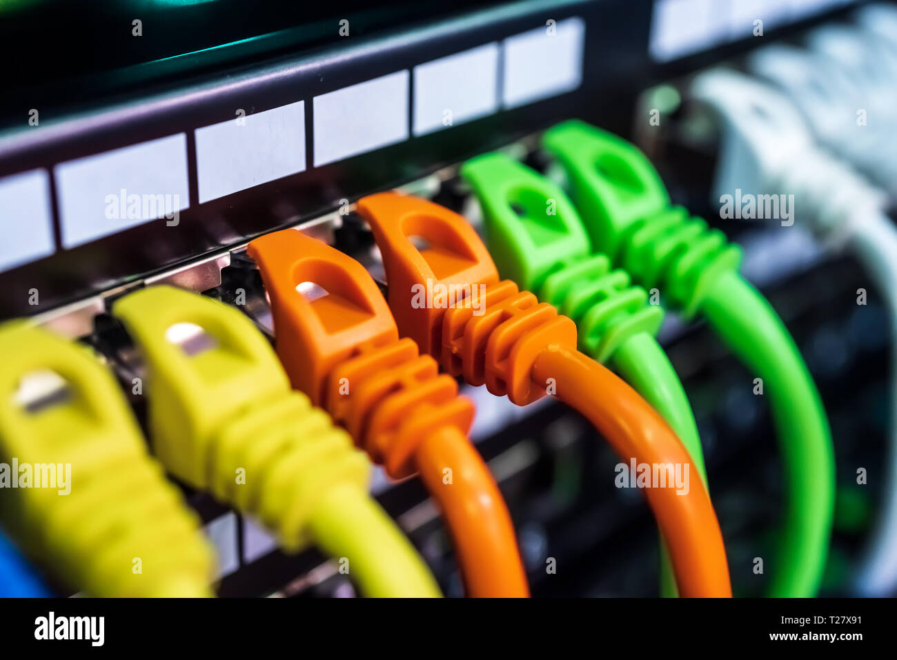 Bunte Telekommunikation bunte Ethernet Kabel angeschlossen, um den Switch in Internet Datacenter Stockfoto