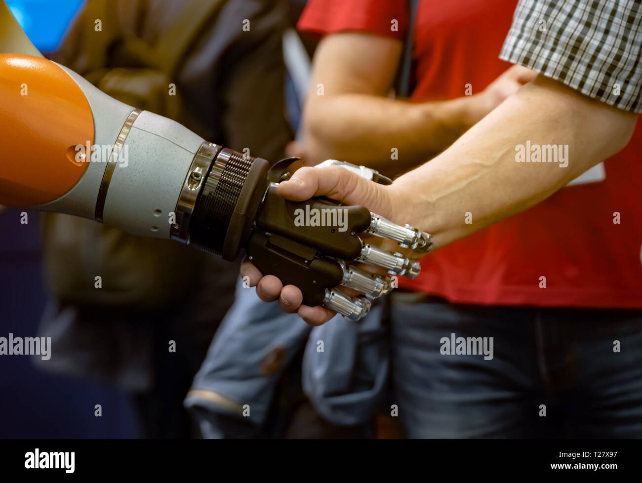 Einen Mann die Hände schütteln mit einem Android Roboter. Das Konzept der menschlichen Interaktion mit der künstlichen Intelligenz. Stockfoto