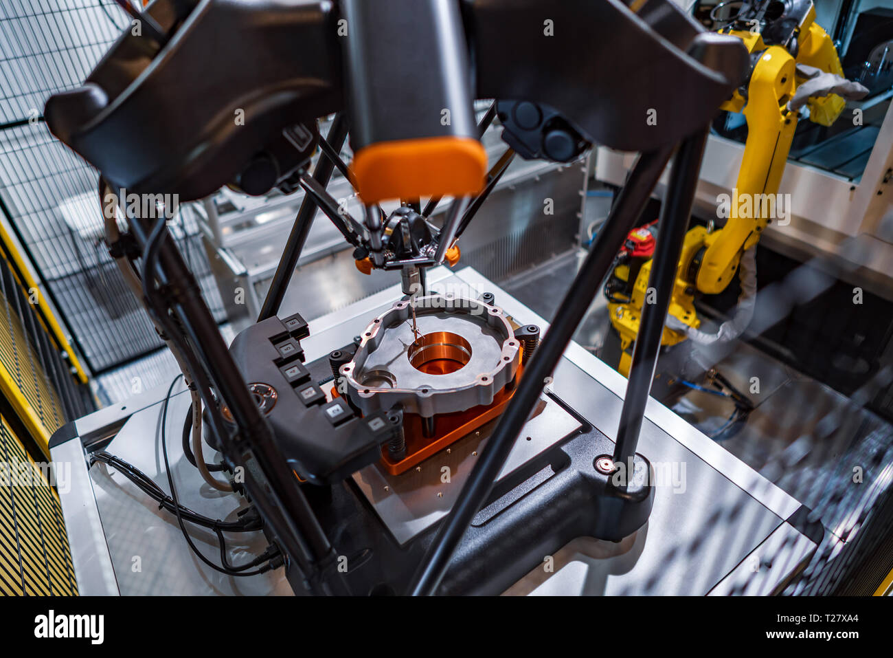 Qualitätskontrolle Messsonde. Metallverarbeitung CNC-Fräsmaschine. Schneiden von Metall moderne Verfahrenstechnik. Kleine Tiefenschärfe. Warnung - authe Stockfoto