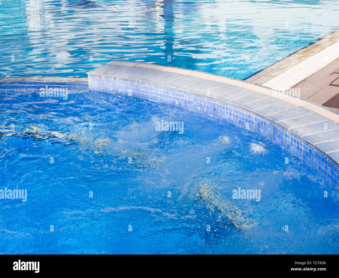 Eine saubere azurblauen Swimmingpool mit beheiztem Wasser und den Zugang zu den sprudelnden Massagedüsen ist ein Traum für viele, die in Zypern im Herbst reisen Stockfoto