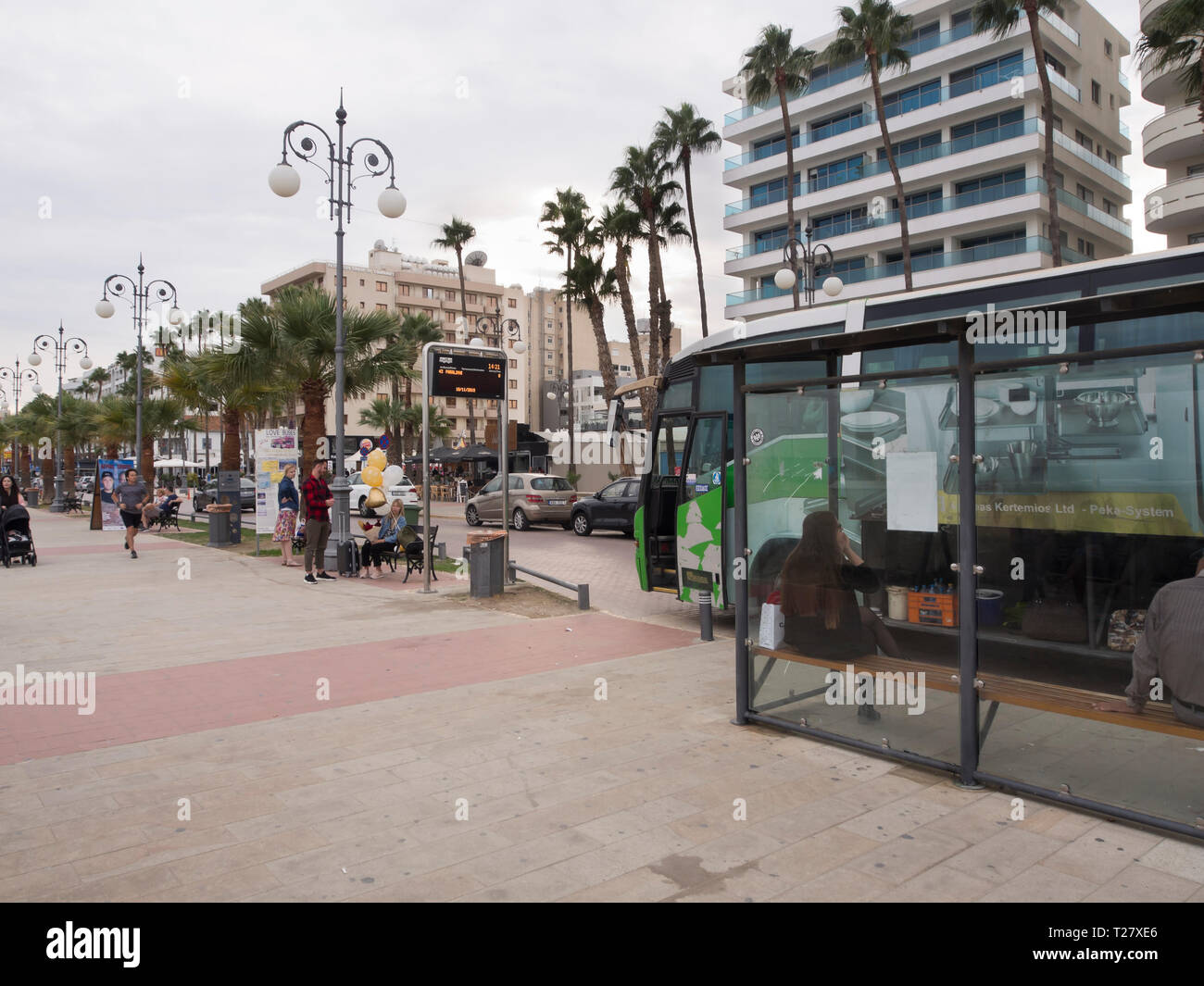 Die Bushaltestelle auf der Athener Straße durch die finikoudes Strand im Zentrum von Larnaka Zypern Stockfoto